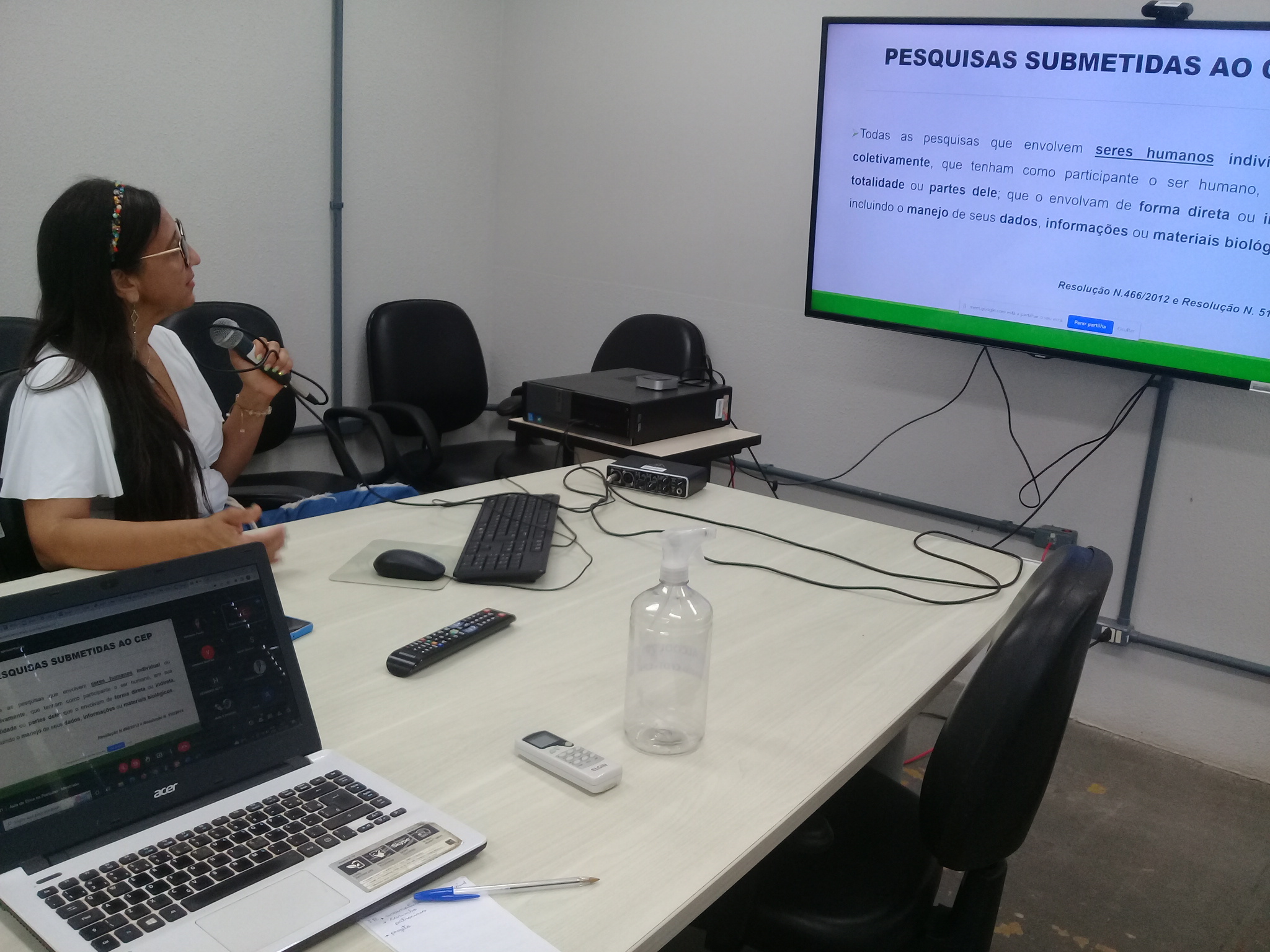 Professora em aula online