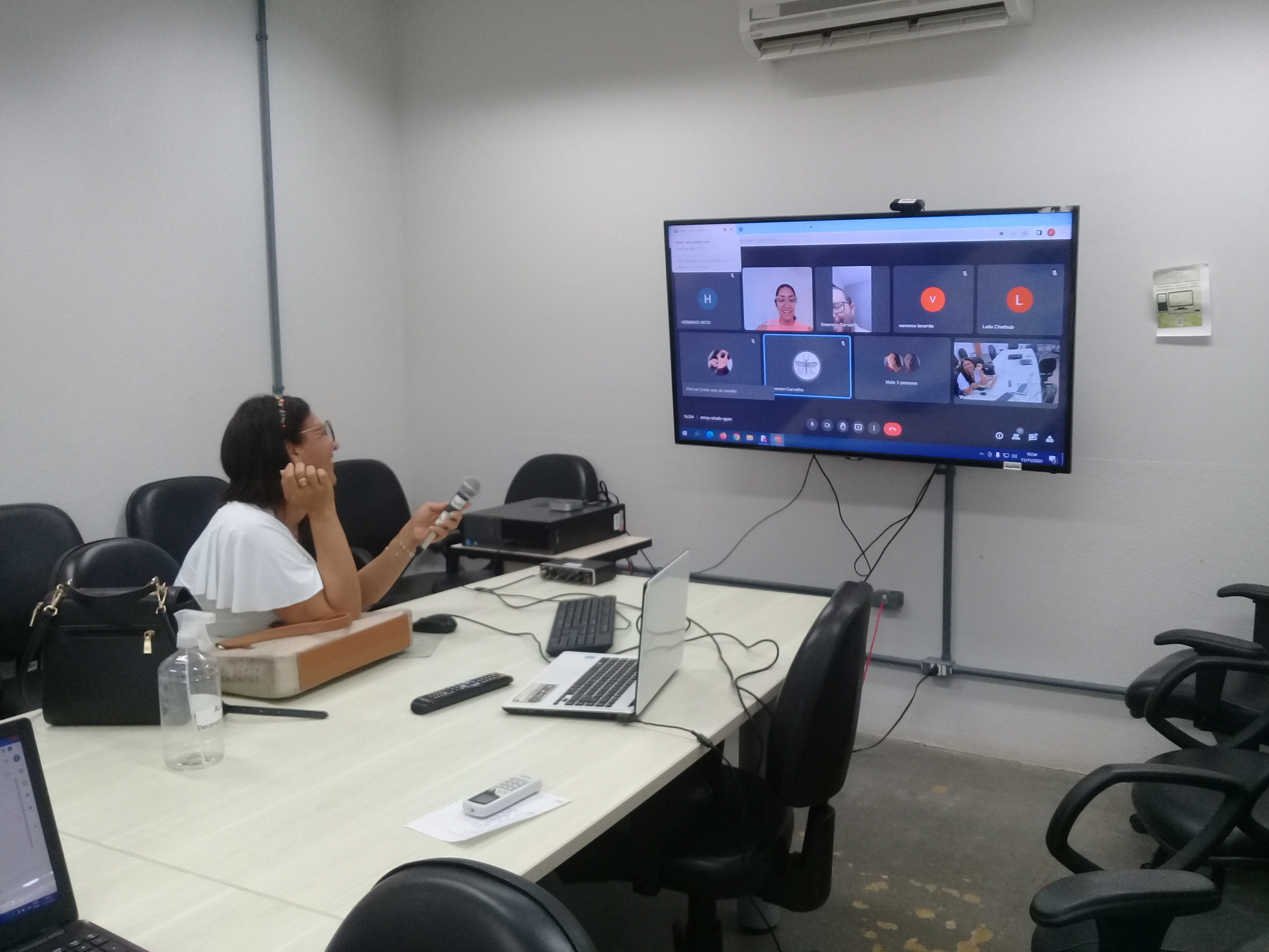Professora em aula online