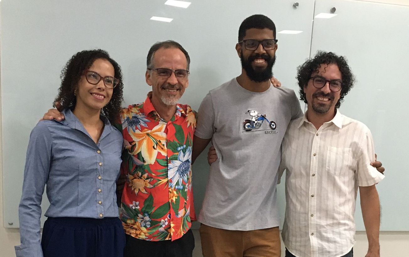 Erlane Rosa, Prof. Daniel Puig, Luaran Simião e Prof. Bernard Belisário na cerimônia de Colação de Grau em gabinete do curso SIM - 12/12/2023 Erlane Rosa, Prof. Daniel Puig, Luaran Simião e Prof. Bernard Belisário na cerimônia de Colação de Grau em gabinete do curso SIM/CFAC