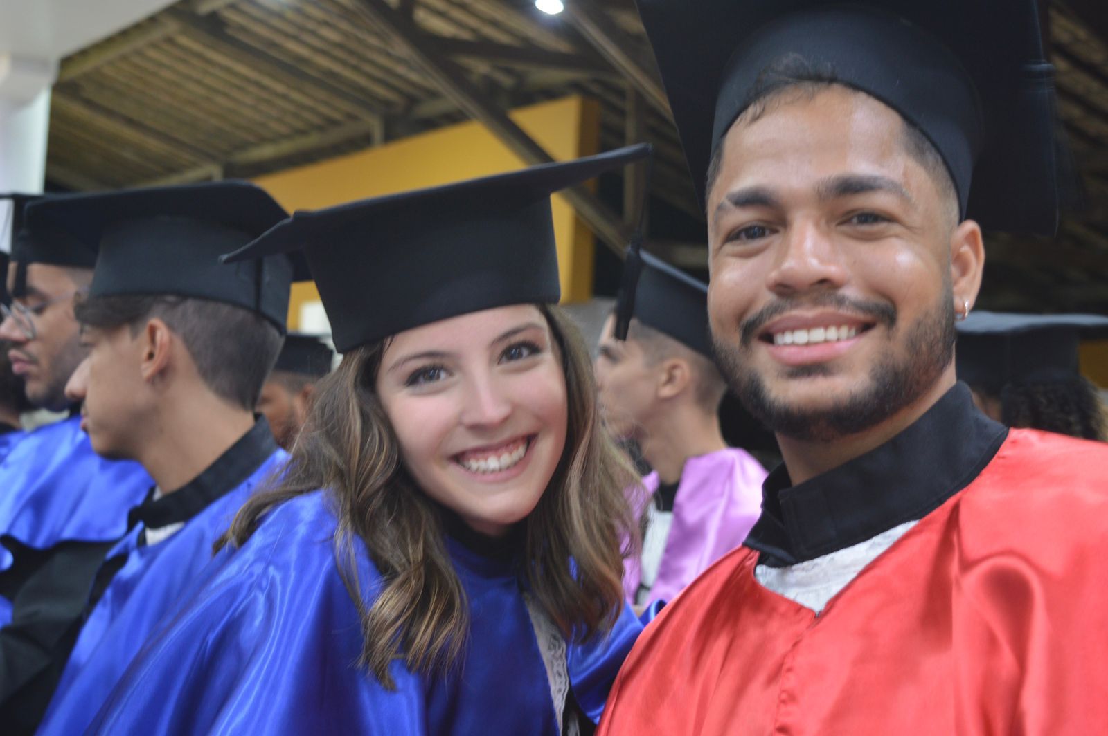 Estudantes Maria Carolina Freire e Felipe de Moraes na cerimônia de Colação de Grau da UFSB - 07/12/2023 Maria Carolina Freire e Felipe de Moraes na cerimônia de Colação de Grau da UFSB