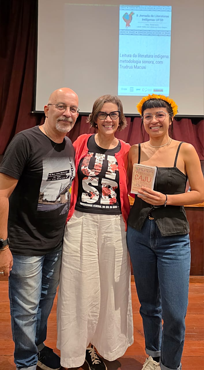 Professores_Sérgio_Cerqueda_e_Gabriela_Rodella_com_Trudruá_Macuxi_Dorrico.jpg