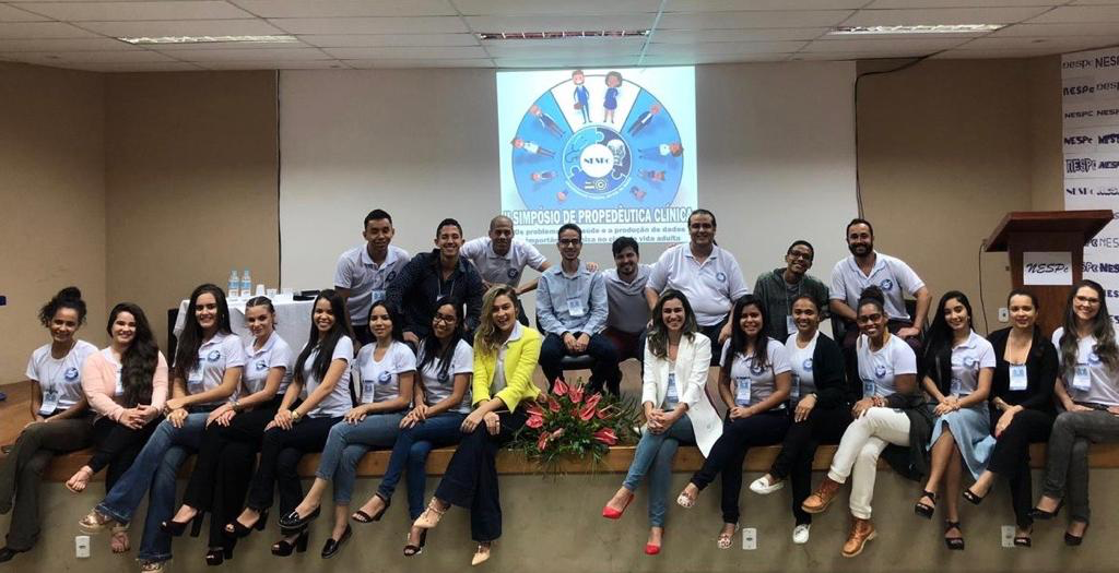 A equipe do NESPc posa com a coordenadora durante o II Simpósio de Propedêutica Clínica, realizado pelo núcleo em julho de 2019 no Campus Jorge Amado (acervo pessoal da professora Maria Luiza Caires Comper) Foto dos membros do Núcleo de Estudos em Semiologia e Propedêutica Clínica NESPc 02