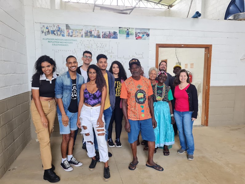 A turma de estudantes e as lideranças do Quilombo Volta Miúda celio leocadios